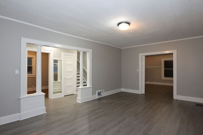 Building Photo - Large Frankfort Home!