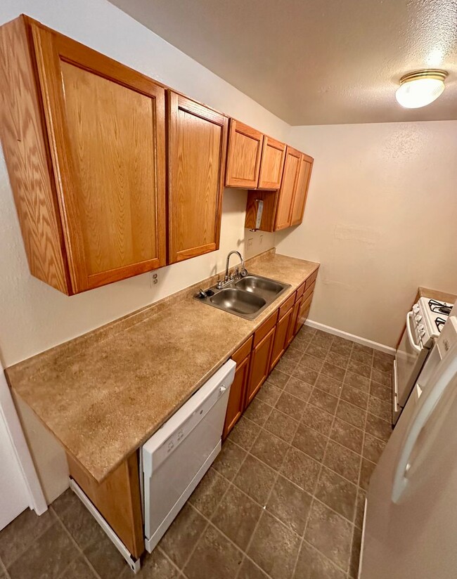 Building Photo - COZY 3 BED 2 BATH HOME LOCATED IN THE STARVIEW ESTATES SUBDIVISION