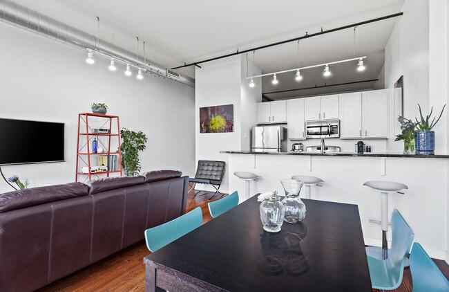 Building Photo - 1224 W Van Buren St