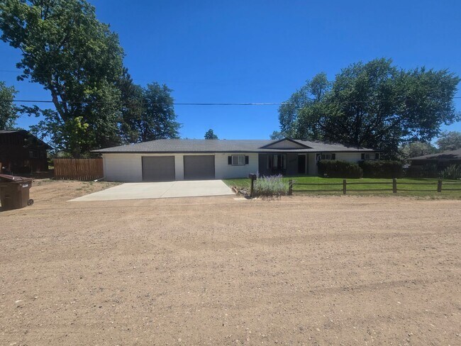 Building Photo - Rural 3 Bedroom Home in Fort Collins with Attached Garage and HUGE Yard Now Available! NO HOA!