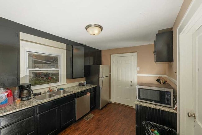 Building Photo - 708 Cabell Dr
