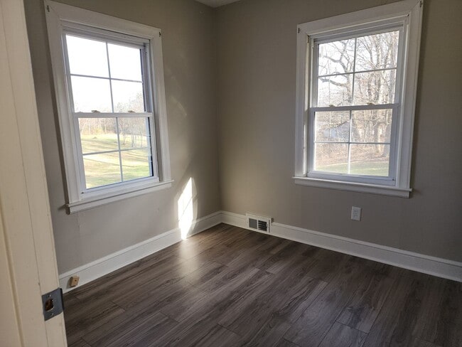 Building Photo - 3 bed 2 bath Rental