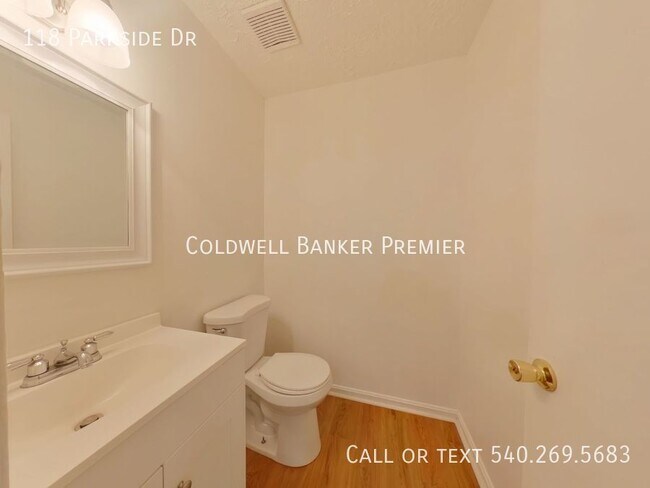 Building Photo - Conviently located 2 Bedroom, 1.5 Bath in ...