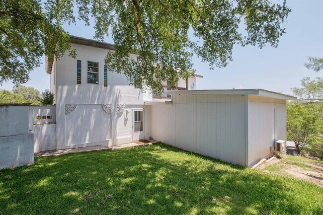 Foto del edificio - 1780 Live Oak Canyon Rd