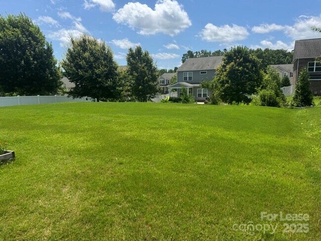 Foto del edificio - 493 Twelve Oaks Ln