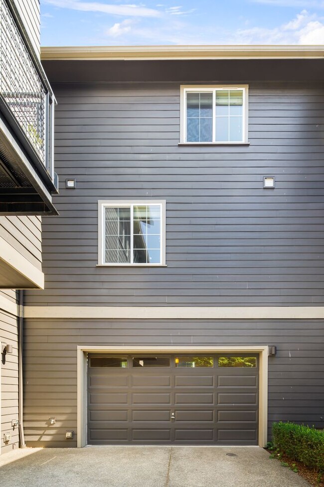 Building Photo - Charming 3 Bedroom Townhome in West Highla...