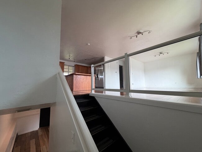 Building Photo - Beautifully remodeled Home in NE Anchorage