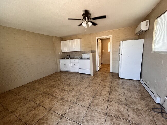 Building Photo - Move In Ready - This cozy home has all til...