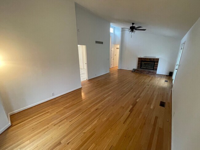 Foto del edificio - Beautiful Home Large Garage Highly Desired For Rent