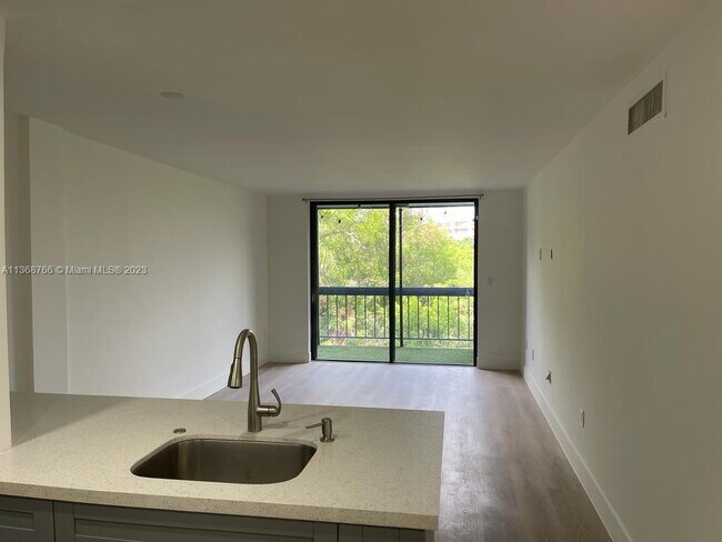 Building Photo - 9460 Fontainebleau Blvd