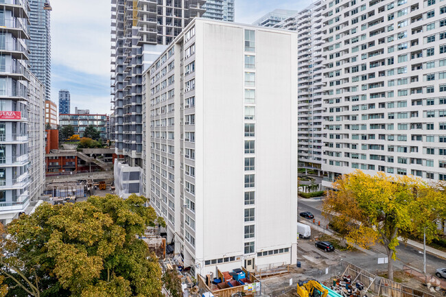 Photo du bâtiment - Dunfield and Holly Towers