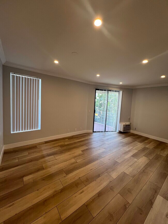 Foto del edificio - 2107 N Beachwood Dr