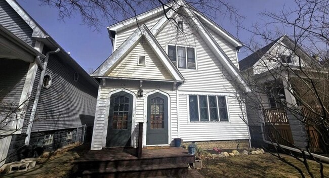 Building Photo - 332 E Schiller St
