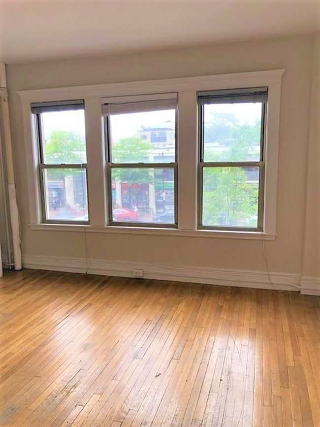 Building Photo - Fabulous studio with 24-hour doorman is no...