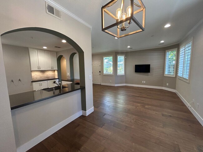 Foto del edificio - Beautiful 2 Bed, 2 Bath Single Story Condo...