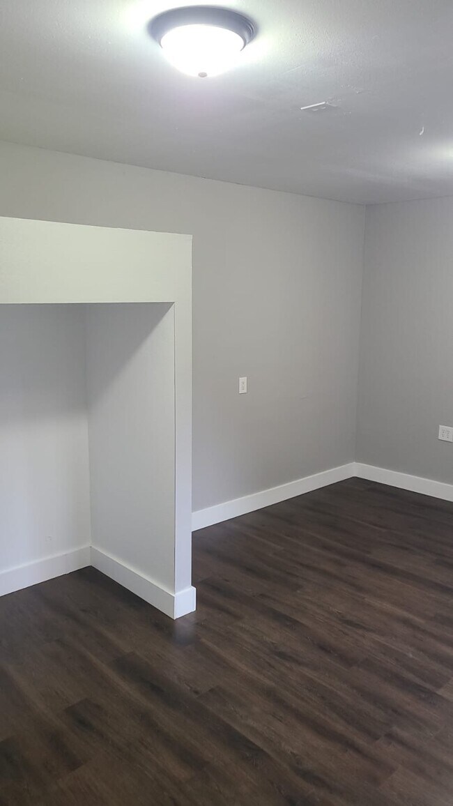 Building Photo - Remodeled 4-Bed, 2-Bath Duplex in Prime Be...