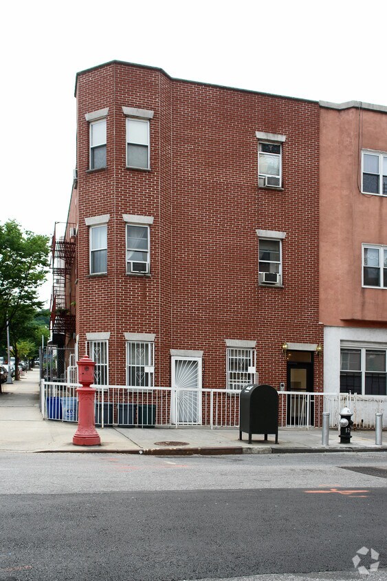 Building Photo - 725 6th Ave