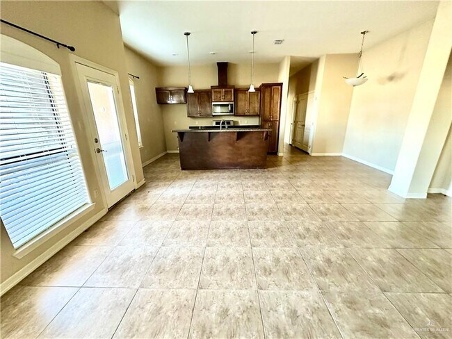 Building Photo - 13 Mimosa St