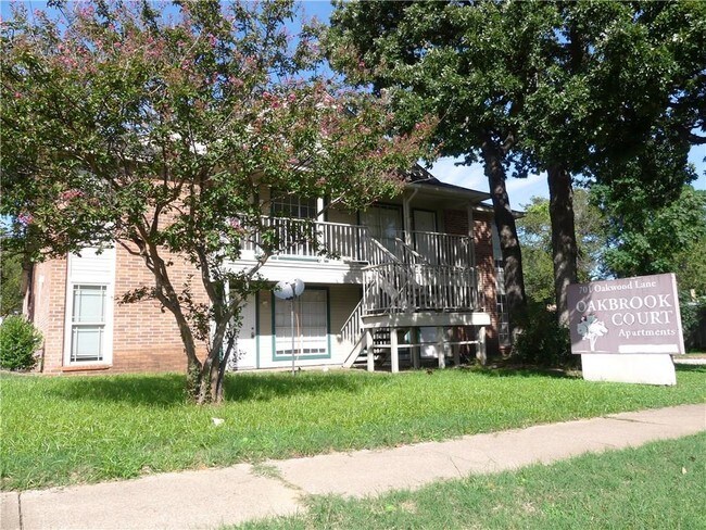 Building Photo - 701 Oakwood Ln