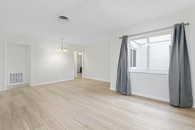 Foto del edificio - 3696 NE 5th Dr