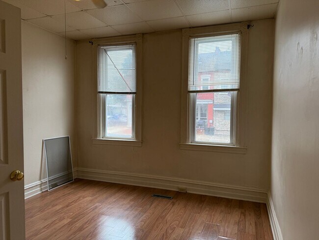 Foto del edificio - First Floor 1 Bedroom with Central Air!