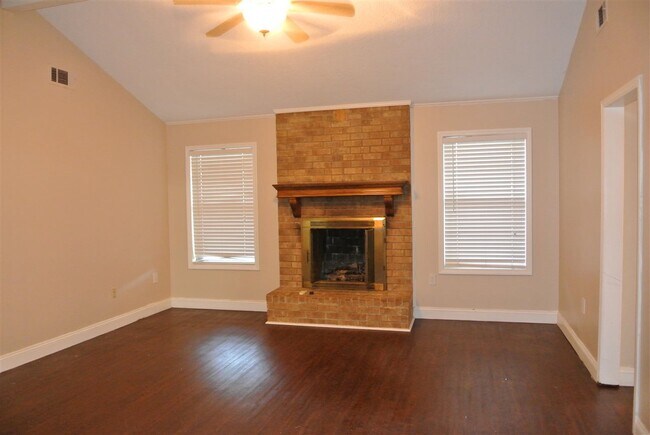 Foto del edificio - 5351 Timberdale Ave