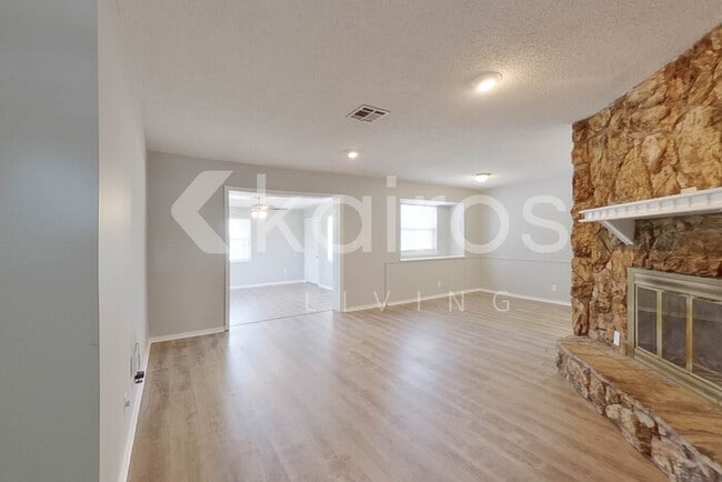 Building Photo - 405 E Meadow Ln Ct