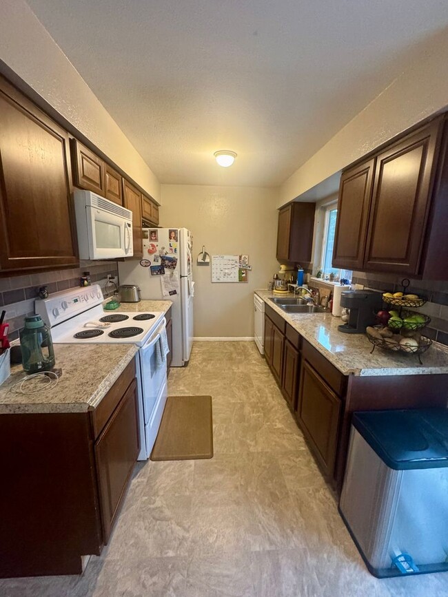 Foto del edificio - 3 bedroom/2 bath Centrally Located home in...