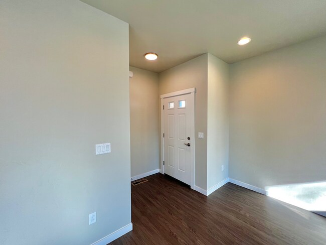 Building Photo - 5899 Castle Dr