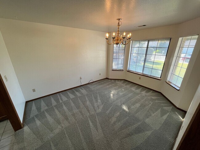 Foto del edificio - Gorgeous home available in Porterville! Av...