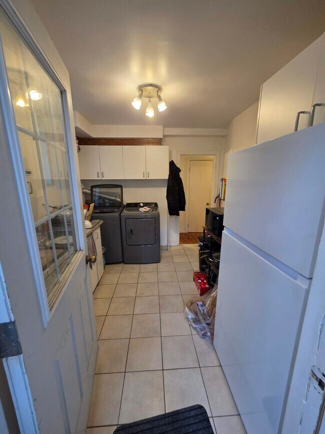 Building Photo - 9275 Rue Saint-Denis