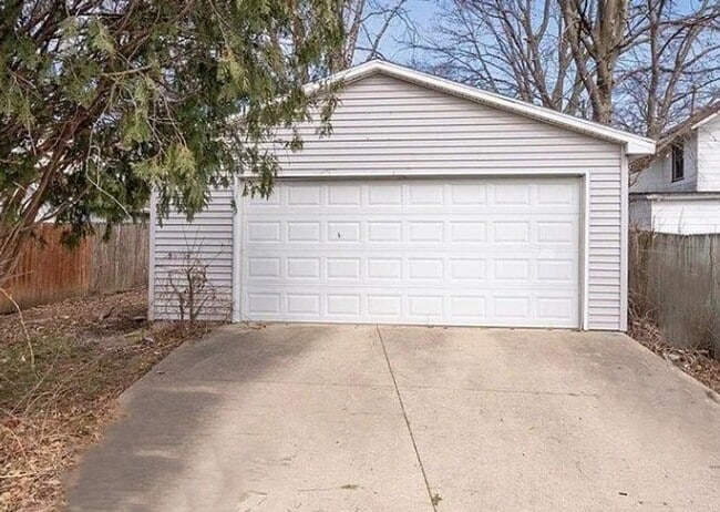 Building Photo - 3 Bedroom House with Large 2 Stall Garage ...
