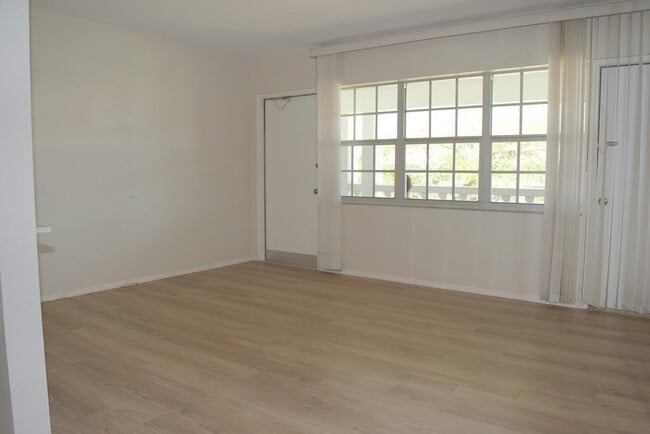 Building Photo - 5200 NE 24th Terrace