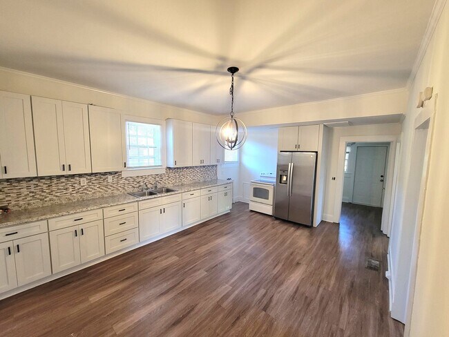 Foto del edificio - Bungalow in Kannapolis with Rocking Chair Front Porch