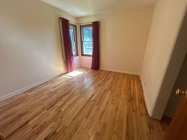 Foto del edificio - Spacious 2 Bedroom 1 Bath Duplex in Park-Like Setting - Pets Welcome