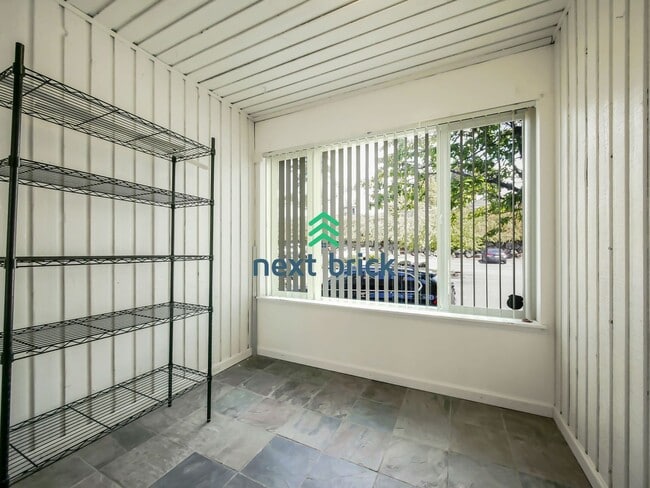 Building Photo - 2 Bed and 1 Bath Renton Condo is Available...