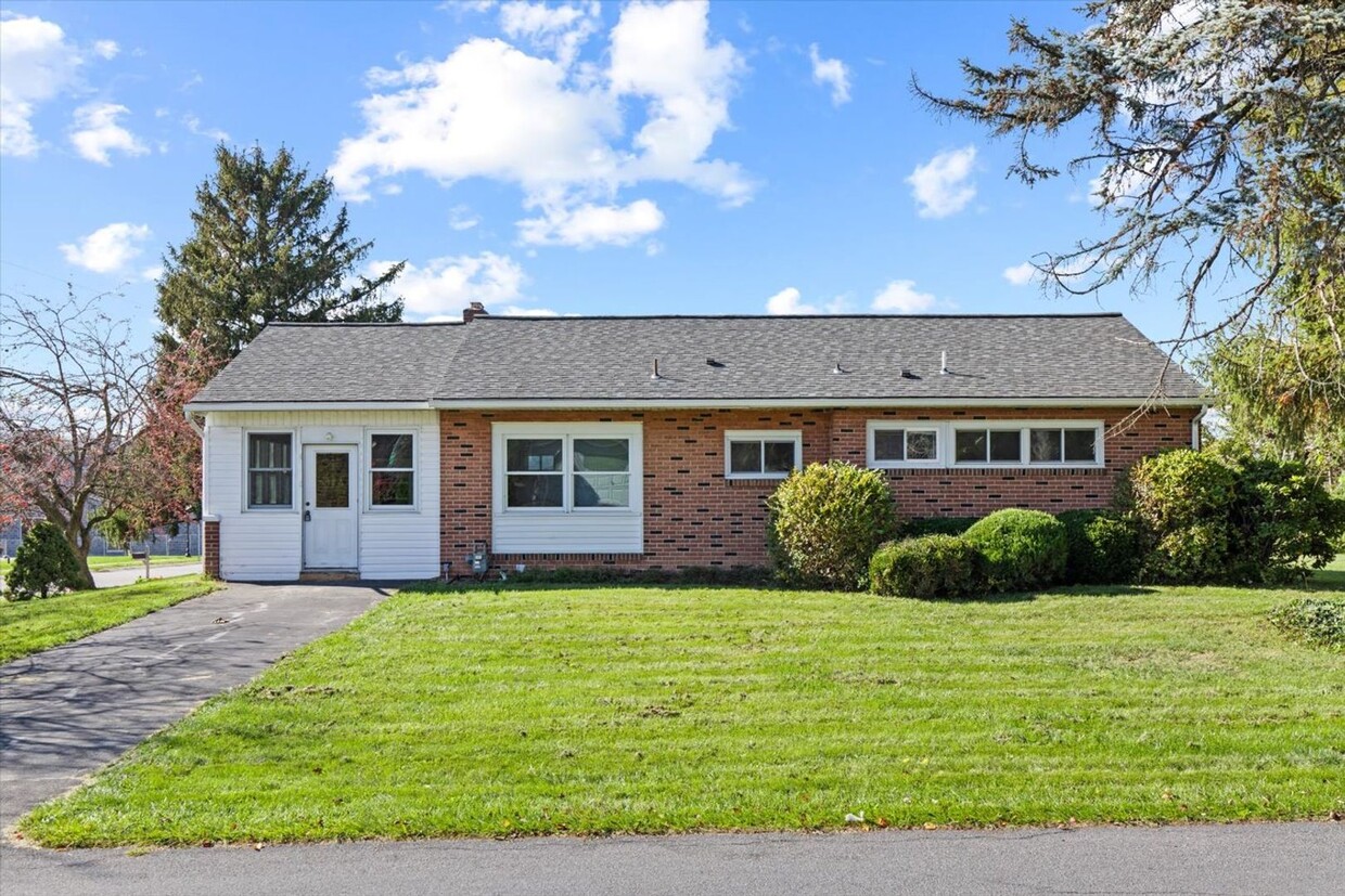 Primary Photo - 994 S Royal St, York, PA 17402