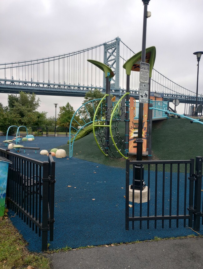 Building Photo - 823 Howard St