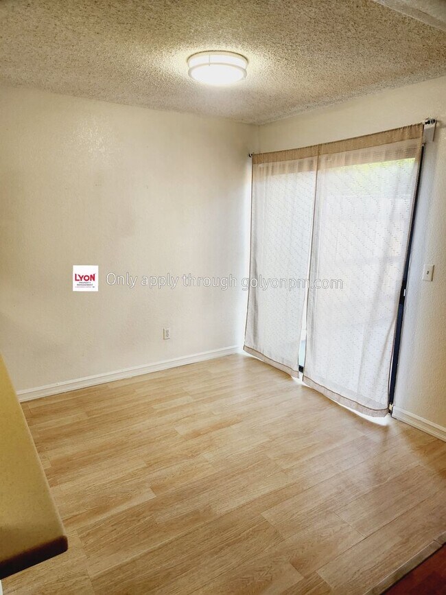 Foto del edificio - Spacious Townhome - Available 11/15/2024!