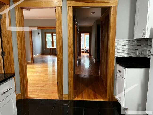 Building Photo - No Brokers Fee, Central Heat/AC, In-Unit Washer and Dryer, Central Location, Parking Included