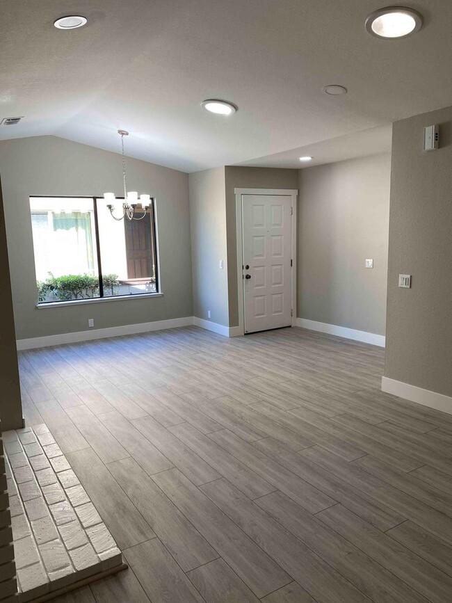 Foto del edificio - Gorgeous Remodeled 2 Bed In Citrus Heights