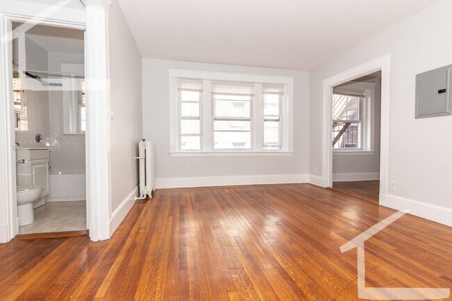 Foto del edificio - Huge studio available now.