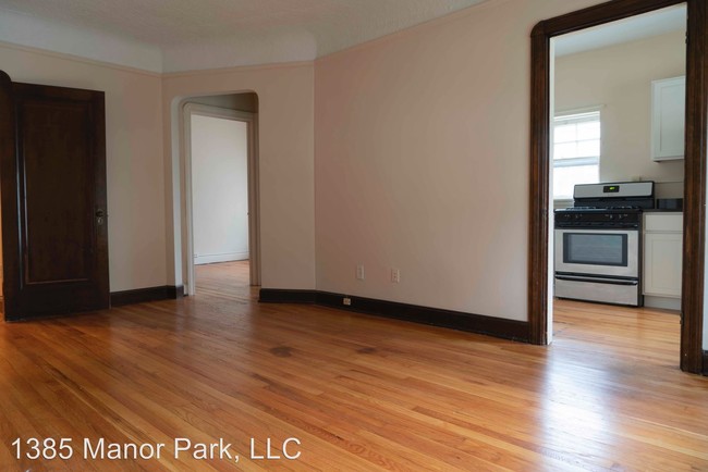Building Photo - 1385 Manor Park Ave