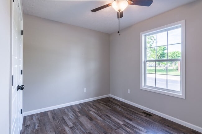 Building Photo - 725 Oak St