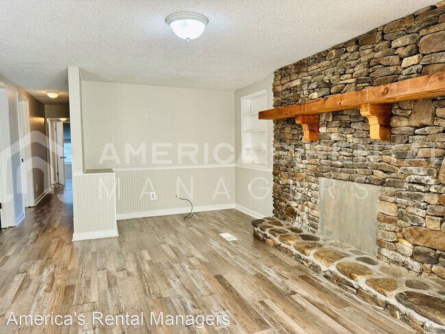 Building Photo - 3 br, 1 bath House - 606 Flag Pole Mountai...