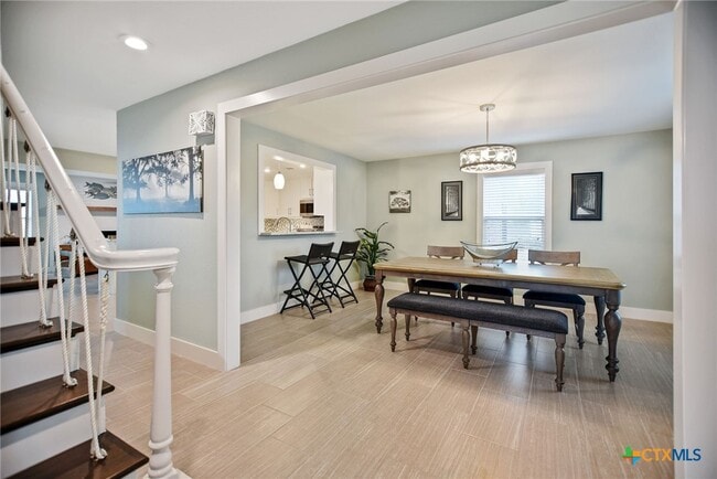 Building Photo - 8 Las Brisas Pl