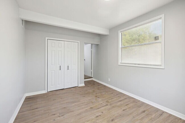 Foto del edificio - 4648 Suray Avenue