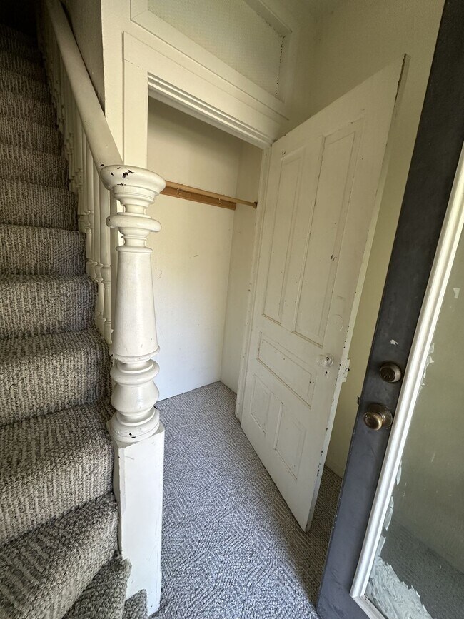 Building Photo - Great 1 bed 1 bath, not far from UWEC