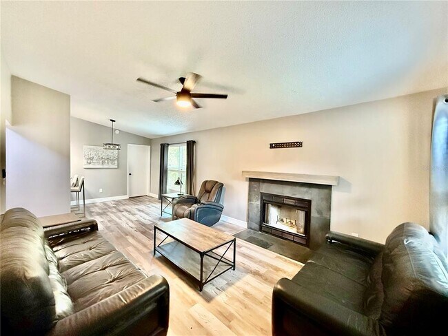 Foto del edificio - 3958 Dream Oak Pl