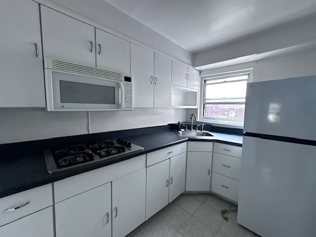 Cocina completa con microondas, refrigerador y estufa de quemador superior - 473 Blanchard Ter